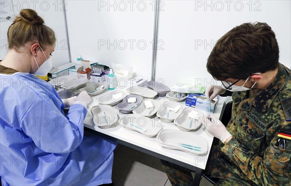 Syringes are filled with the Covid19 Biontech Pfizer vaccine Comirnaty in a vaccination centre by soldiers of the German Armed Forces, Schoenefeld, 26.02.2021