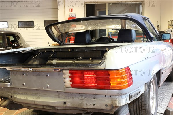 Restoration of a Mercedes 380 SL in a car paint shop