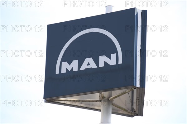MAN logo (MAN Truck & Bus Service, Kaiserslautern) . The VW subsidiary MAN wants to cut up to 9, 500 jobs. In Germany, up to 7, 000 jobs are at risk