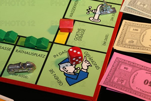 Symbolic image: Close-up of a Monopoly game (German)