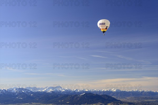 Hot air balloon rides in the blue sky over the Wetterstein mountains with Zugspitze and Ammergau Alps, Montgolfiade Tegernsee Valley, Balloon Week Tegernsee, Bavarian Oberland, Upper Bavaria, Bavaria, Germany, Europe