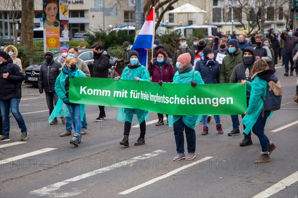Frankfurt: Large demonstration against the corona measures. The organiser estimates the number of participants at 20, 000