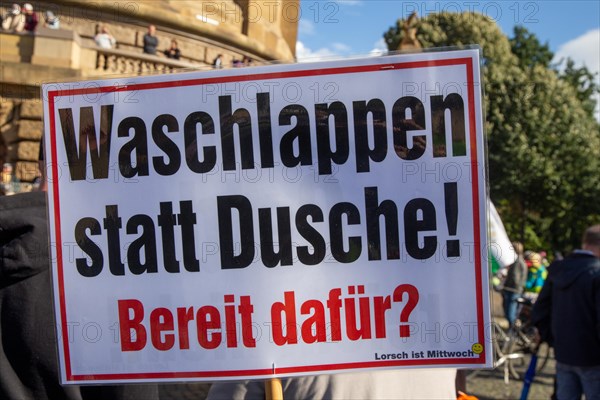 Citizens' protests in Mannheim. The participants held signs protesting against arms deliveries, Russia sanctions and the associated energy crisis, among other things. This sign refers to a quote from Winfried Kretschmann in relation to saving energy. Kretschmann said that flannels are also a good invention