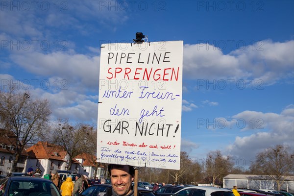 Demonstration in Landau in der Pfalz in favour of peace negotiations, affordable energy and living costs and politicians' liability. The demonstration was organised by a private individual