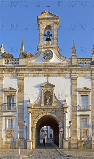 Neoclassical architecture Arco da Vila built after the 1755 earthquake, city of Faro, Algarve, Portugal, Europe