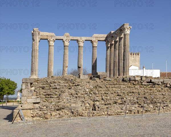 Templo Romano, Roman temple, ruins dating from 2nd or early 3rd century, commonly referred to as Temple of Dianan, but possibly dedicated to Julius Caesar. 14 Corinthian columns capped with marble from Estramoz. Evora, Alto Alentejo, Portugal, southern Europe, Europe