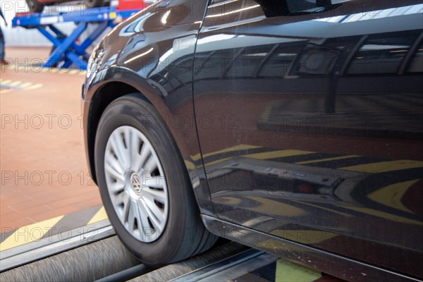 Car on the brake test bench (brake test)