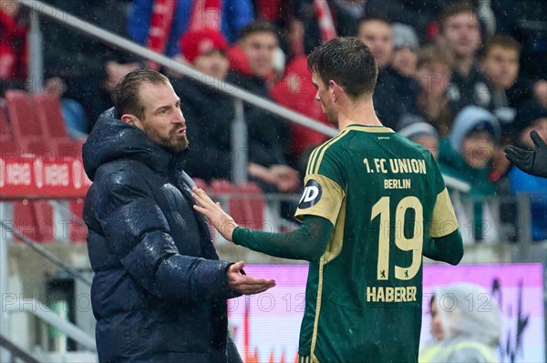 Football Bundesliga catch-up match Mainz 05-Union Berlin at the MEWA-Arena in Mainz: Mainz coach Jan Siewert talks to Berlin's Janik Haberer. Mainz, Rhineland-Palatinate, Germany, Europe