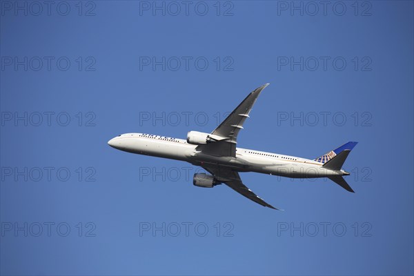 A passenger aircraft of the US airline United takes off from Frankfurt Airport