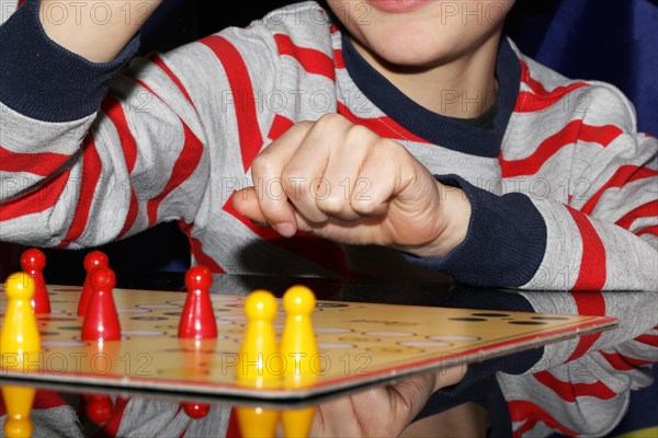 Symbolic image: Family playing Mensch aergere Dich nicht