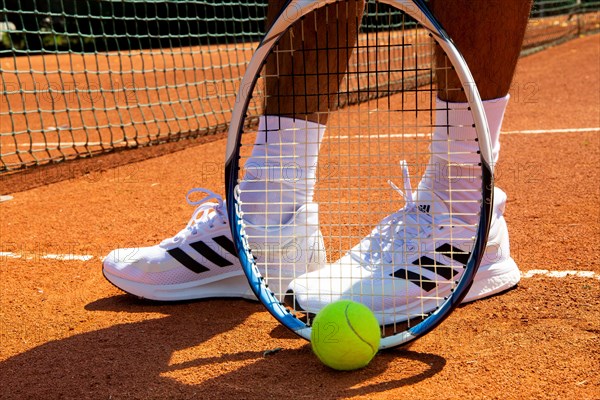 Symbolic image of tennis: close-up of a tennis player on a clay court