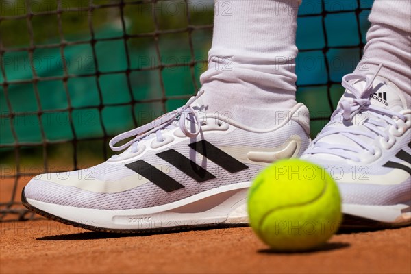 Symbolic image of tennis: close-up of a tennis player on a clay court