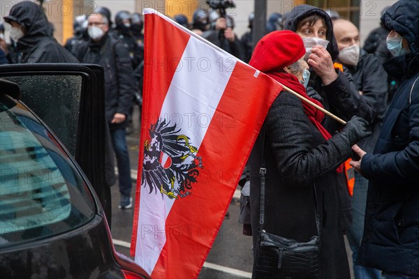 Demonstration in Frankfurt against the corona measures: The demonstration was broken up after a few minutes due to a lack of safety distances between the participants. The participants were forced to keep a safe distance of 1.50 metres between each other