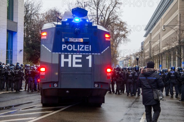 Demonstration in Frankfurt against the corona measures: The demonstration was broken up after a few minutes due to a lack of safety distances between the participants. Water cannons were brought into position