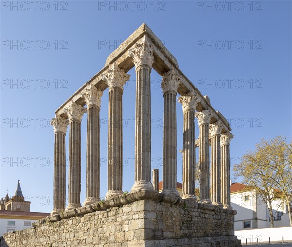 Templo Romano, Roman temple, ruins dating from 2nd or early 3rd century, commonly referred to as Temple of Dianan, but possibly dedicated to Julius Caesar. 14 Corinthian columns capped with marble from Estramoz. Evora, Alto Alentejo, Portugal, southern Europe, Europe