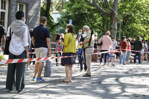 Vaccinees stand in a long queue. Neighbourhood residents in the Tempelhof Schoeneberg district can be vaccinated free of charge and without registering here, Berlin, 05.06.2021