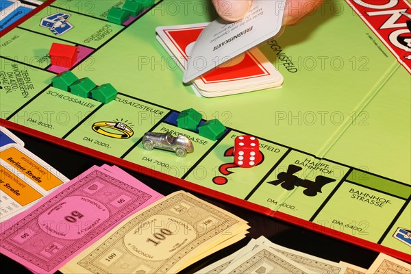 Symbolic image: Close-up of a Monopoly game (German)