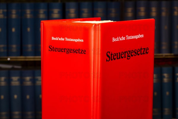 Symbolic image of tax advice: specialist book STEUERGESETZE from Beck-Verlag in front of a bookshelf
