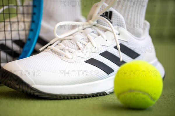 Tennis symbol: close-up of a tennis player in the hall