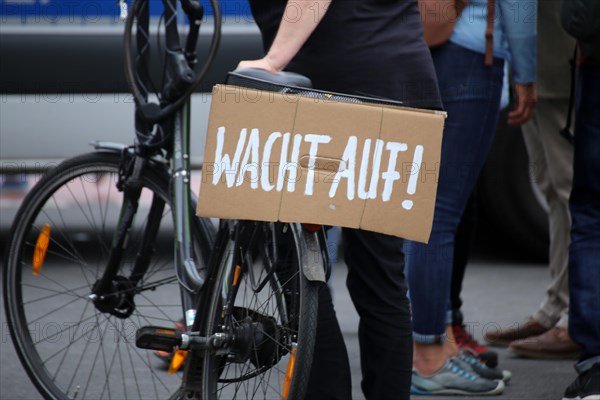 Berlin: The planned lateral thinkers' demonstration for peace and freedom against the German government's corona measures was banned. Some demonstrators were nevertheless on site