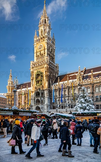 Snow-covered Christmas market, Christmas market on Marienplatz with town hall, Munich, Upper Bavaria, Bavaria, Germany, Europe
