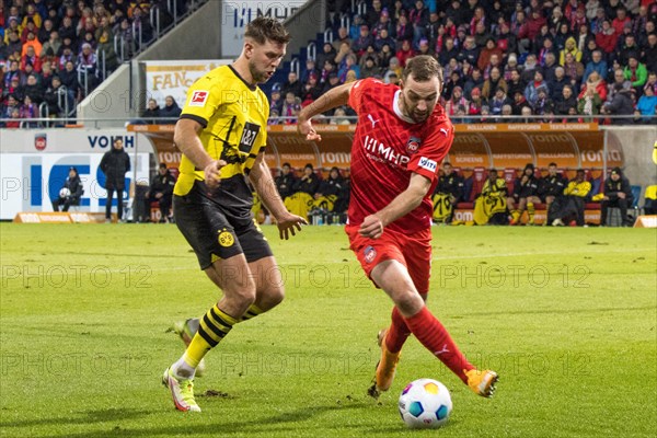 Football match, Niclas FUeLLKRUG Borussia Dortmund in a duel with Benedikt GIMBER 1.FC Heidenheim on the ball, Voith-Arena football stadium, Heidenheim