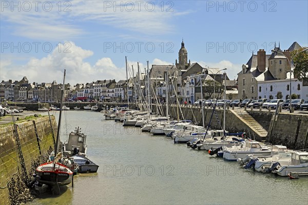 Harbour basin with boats and quay wall, Le Croisic, Loire-Atlantique, Pays de la Loire, France, Europe