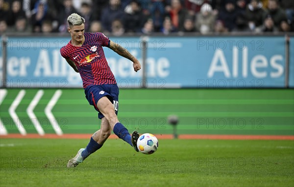 Goal kick, action, goal chance Benjamin Sesko RasenBallsport Leipzig RBL (30) WWK Arena, Augsburg, Bavaria, Germany, Europe