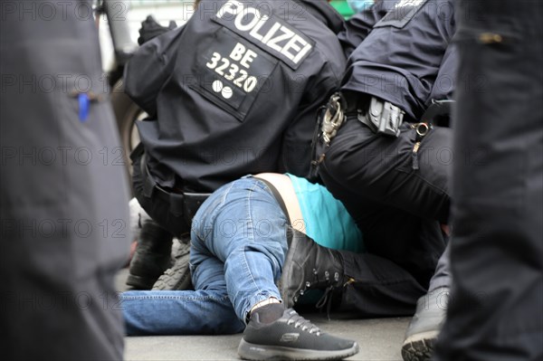 Berlin: The planned lateral thinker demo for peace and freedom against the corona measures of the federal government was banned. Several arrests were made