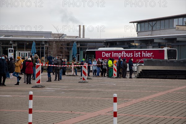 Vaccination bus in Mutterstadt, Rhineland-Palatinate. A queue of several hundred metres forms in front of the bus