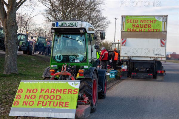 Farmers' protests in the southern Palatinate near Landau: near Hochstadt, farmers blocked a lane of federal highway 272 to protest against the cancellation of subsidies for agricultural diesel