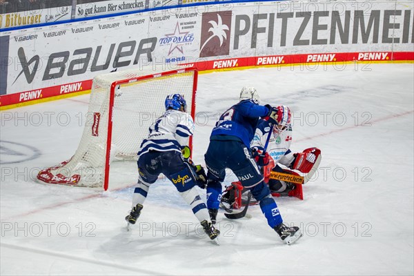 26.01.2024, DEL, German Ice Hockey League, Matchday 41) : Adler Mannheim vs Iserlohn Roosters (Dangerous situation in front of the Iserlohn Roosters goal)