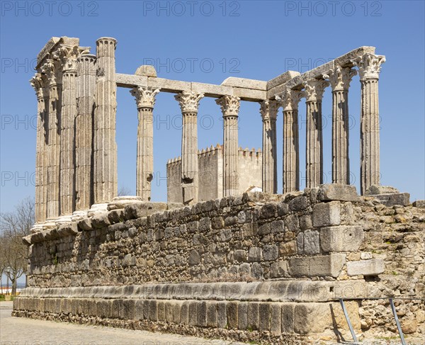 Templo Romano, Roman temple, ruins dating from 2nd or early 3rd century, commonly referred to as Temple of Dianan, but possibly dedicated to Julius Caesar. 14 Corinthian columns capped with marble from Estramoz. Evora, Alto Alentejo, Portugal, southern Europe, Europe