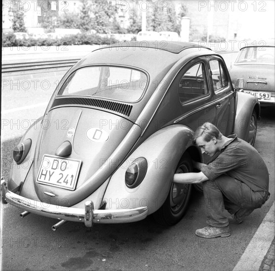 DEU, Germany, Dortmund: Personalities from politics, economy and culture from the years 1965-71. Inspection of the VW ca. 1965, Europe