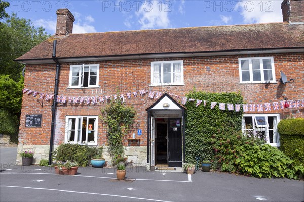 Historic village pub The Horseshoe, Ebbesborne Wake, Cranborne Chase, Wiltshire, England, UK