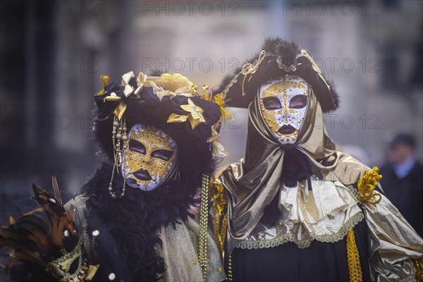 LUST & PASSION & JOY OF LIFE, for the joy of the masquerade, the Elbvenezian Carnival took place in Dresden on the weekend in front of Rose Monday. The highlight was the joint stroll through the historic centre with masks in robes in the style of the Elbe Venetian Carnival from the Neumarkt through the Altmarktgalerie, the Schlossstrasse, through the Stallhof, along the Fuerstenzug, onto the Bruehlsche Terrasse and into the Bruehlsche Garten, Dresden, Saxony, Germany, Europe