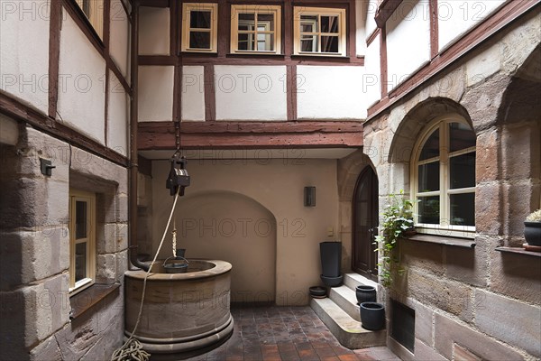 Medieval draw well in an old courtyard in the historic city centre, Nuremberg, Middle Franconia, Bavaria, Germany, Europe