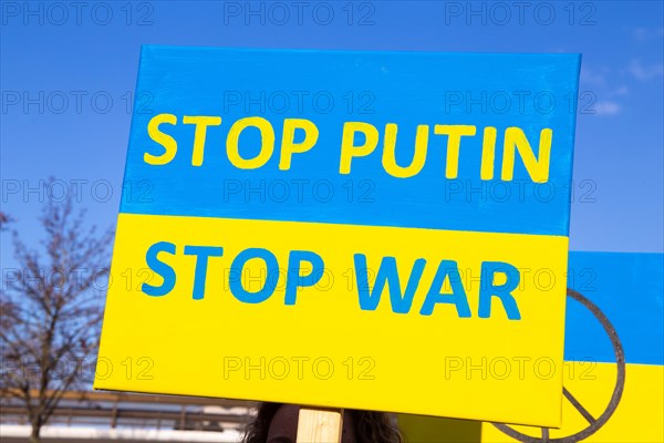 Peace demonstration against the war in Ukraine in the cities of Ludwigshafen and Mannheim with a joint closing rally in the courtyard of honour at Mannheim Palace