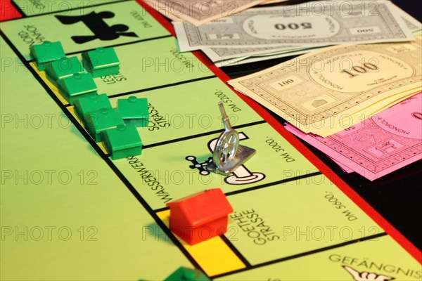 Symbolic image: Close-up of a Monopoly game (German)