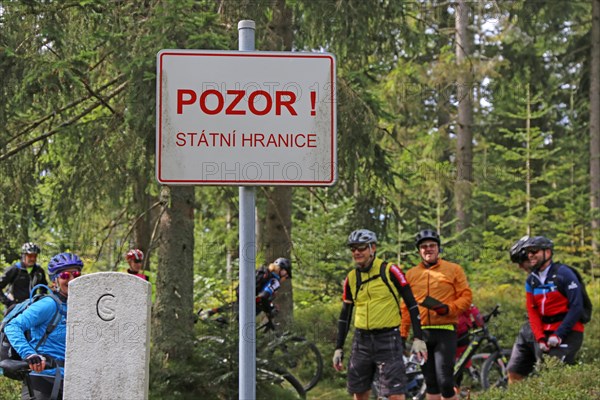 Mountain bike tour through the Bavarian Forest with the DAV Summit Club: National border on the Osser between Germany (Bavarian Forest) and the Czech Republic (Bohemian Forest) . The sign reads Attention! State border