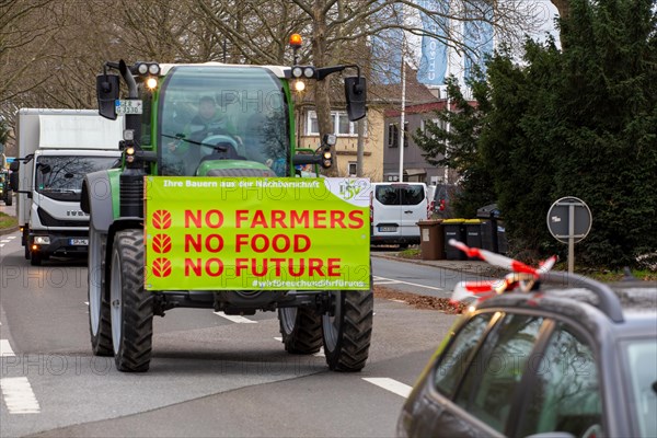 Farmers' protests in Ludwigshafen am Rhein: Large convoy of farmers from the Southern Palatinate and the Vorderpfalz on their way to a rally in Ludwigshafen. The protests are taking place nationwide and are directed against the government's plans to cancel subsidies for agricultural diesel and tax breaks for agricultural vehicles