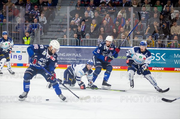 26.01.2024, DEL, German Ice Hockey League, Matchday 41) : Adler Mannheim against Iserlohn Roosters (player with the puck in the foreground Simon Thiel, 92, Adler Mannheim)