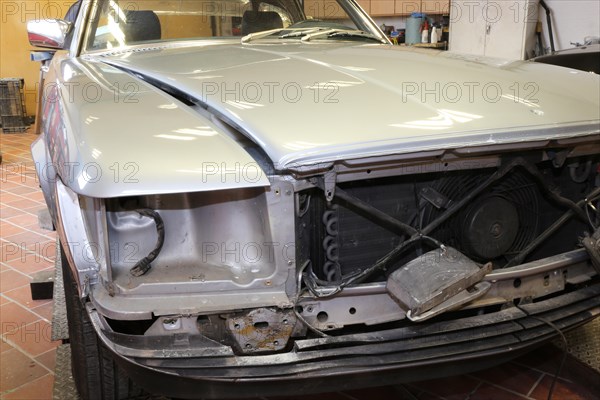 Restoration of a Mercedes 380 SL in a car paint shop