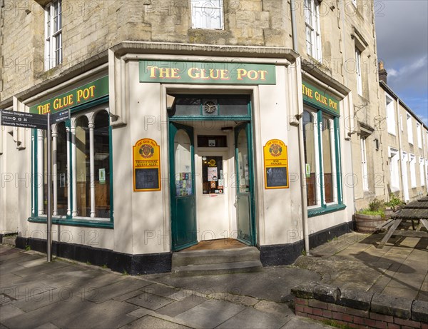 The Glue Pot pub on corner of terraced housing street in the Railway Village, Swindon, Wiltshire, England, UK