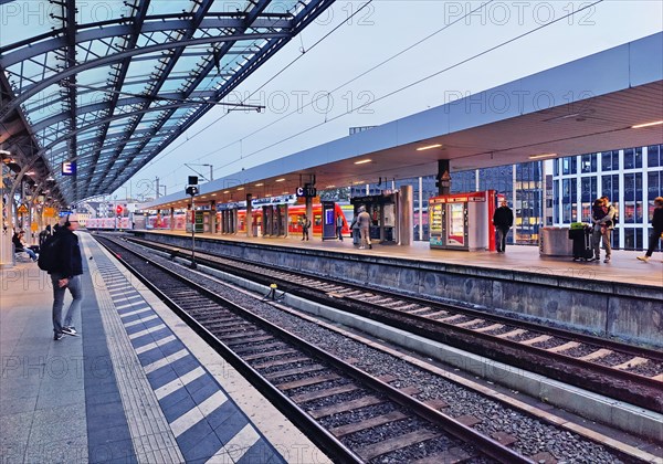 Platform in the early morning, Central Station, Cologne, North Rhine-Westphalia, Germany, Europe