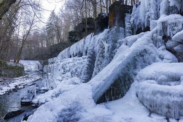 The Niezelgrund hydroelectric power plant power station is a listed small hydroelectric power station in Saxony and is located between Porschendorf and Lohmen on the Wesenitz. In severe frost, the site is transformed into a bizarre ice landscape, Lohmen, Saxony, Germany, Europe