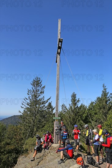 Mountain bike tour through the Bavarian Forest with the DAV Summit Club: stopover on the summit of the Muehlriegel, 1, 080 metres above sea level