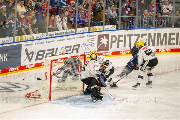 Game scene Adler Mannheim against Loewen Frankfurt (PENNY DEL, German Ice Hockey League)