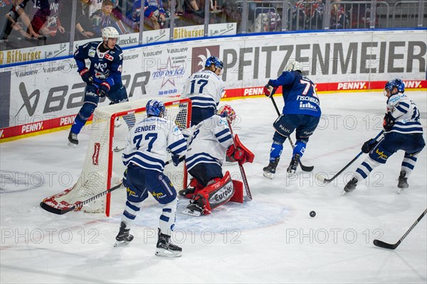 26.01.2024, DEL, German Ice Hockey League, Matchday 41) : Adler Mannheim vs Iserlohn Roosters (Lots of traffic in front of the Iserlohn Roosters goal. In the foreground Tim Bender, 77, Iserlohn Roosters)