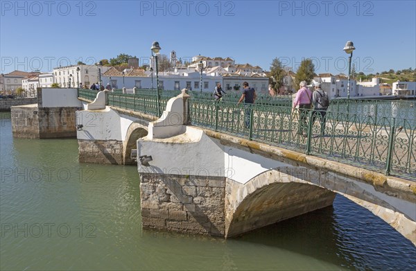 Ponte Romana de Tavira, Roman Bridge spanning the River Gilao, Rio Gilao, present structure dates from 1667, town of Tavira, Algarve, Portugal, Europe